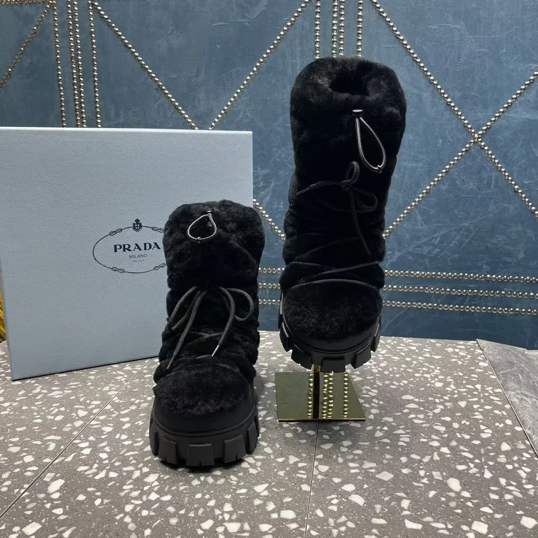 👟👟Ex-factory price 700👟👟 The highest version on the market, Prada's king style, snow boots, ski boots, chubby, so cute and cute →_→ From the Prada limited series, unique. Shiny nylon Oblique upper with criss-cross straps for an ideal fit. The boots are made of technical fabric and have a short-cut version. They can be worn in the city or in the mountains. They make the calves slimmer, taller, warmer and have a concave shape. The boots and soles use the original waterproof effect. The size is 35-40. 41Customized